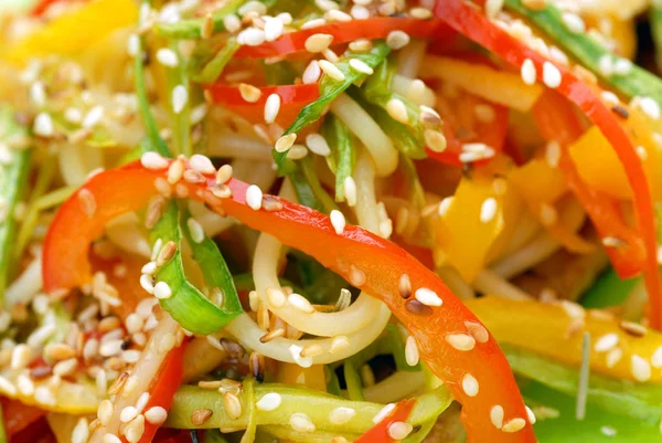 Taze renkli salata susam ile yakın çekimi