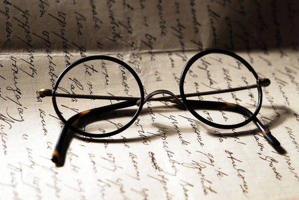 Régi szemüveg egy levelet Stock Fotó