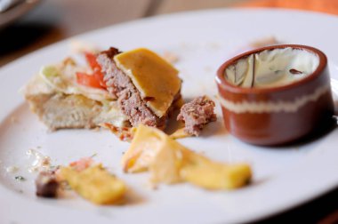 Dağınık gıda artıkları. Burger artık sonra parti plaka üzerinde