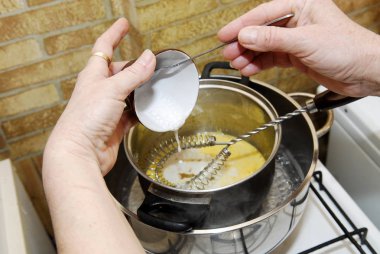 Yemek kek, süt ve yumurta sarısı krem için malzemeler