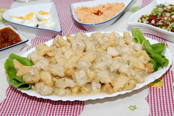 마 르 멜로, 음식 전문으로 닭 고기입니다. 마 르 멜로와 박제 구이 치킨. — 스톡 사진
