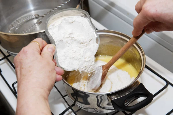 Kook ingrediënten voor zoete koek, meel met dooier ei — Stockfoto