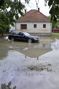 Sel, sular altında evin önünde araba sonuçları