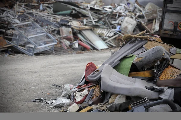 Detalhe de resíduos de automóveis, peças metálicas e de plástico na pilha — Fotografia de Stock
