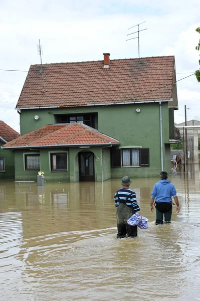 Las consecuencias de las inundaciones, casa inundada de gente — Foto de Stock