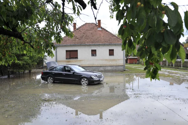Las consecuencias de las inundaciones, coche frente a la casa inundada — Foto de Stock
