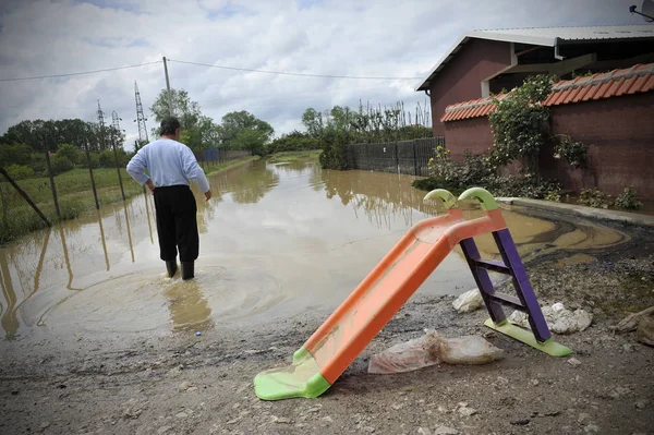 Hombre mirando las consecuencias de las inundaciones — Foto de Stock