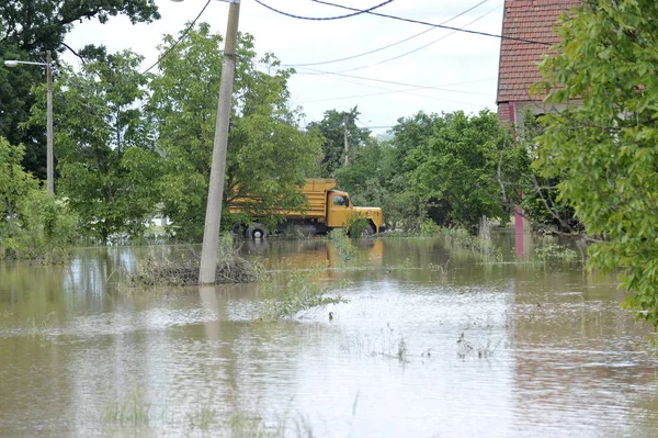 Las consecuencias de las inundaciones, casa inundada con camión — Foto de Stock