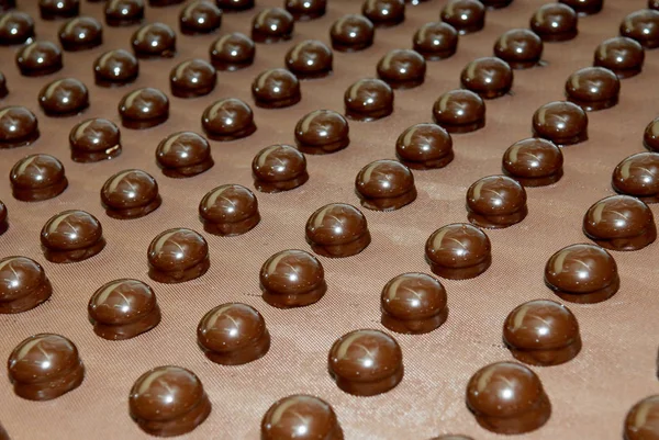 Производство шоколада, фабричный конвейер — стоковое фото