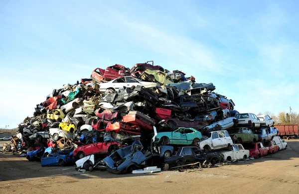 Velhos carros danificados no ferro-velho à espera de reciclagem — Fotografia de Stock