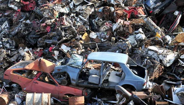 Velhos carros danificados no ferro-velho à espera de reciclagem — Fotografia de Stock