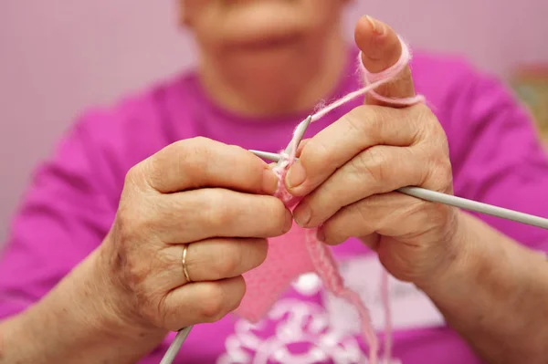 Two hands knitting a wool — Stock Photo, Image