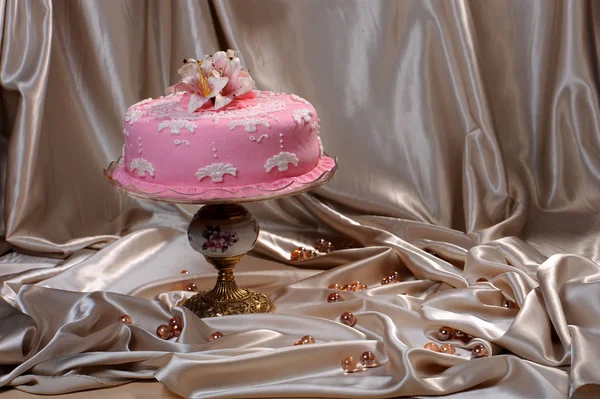 甘いケーキ プレートにフォンダンで飾られて — ストック写真