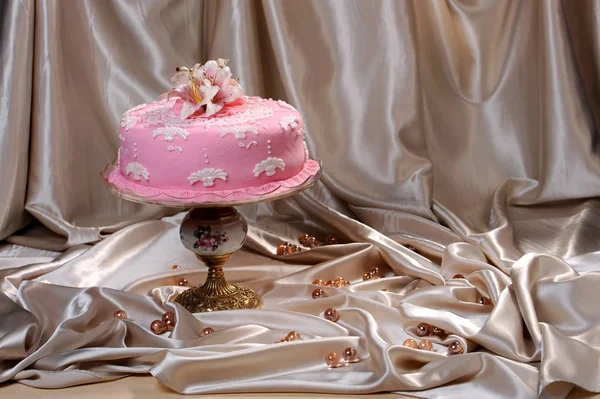 Pastel dulce decorado con fondant en un plato —  Fotos de Stock