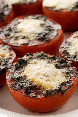 Fırında pişmiş peynir ile doldurulmuş domates