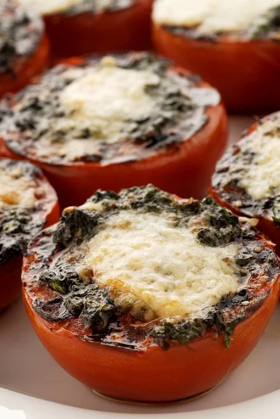 Fırında pişmiş peynir ile doldurulmuş domates