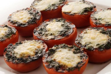 Fırında pişmiş peynir ile doldurulmuş domates