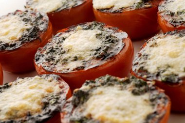 Fırında pişmiş peynir ile doldurulmuş domates