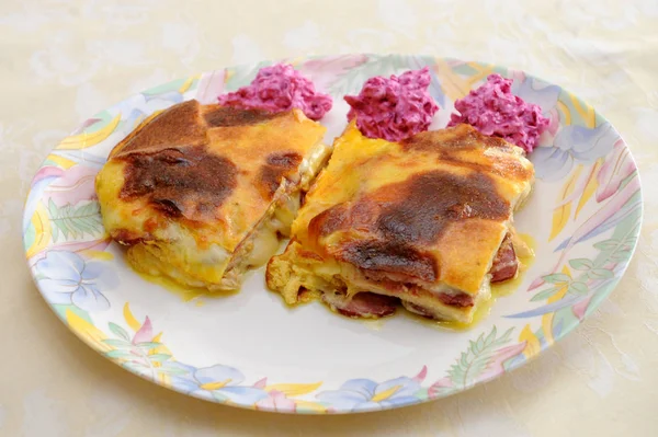 시금치와 치즈 맛 있는 전통 파이 — 스톡 사진
