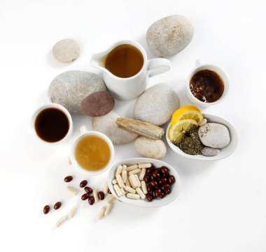 Diyet hapları ile kahve ve çay bardak düzenlenmesi 