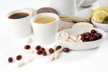 Diyet hapları ile kahve ve çay bardak düzenlenmesi 