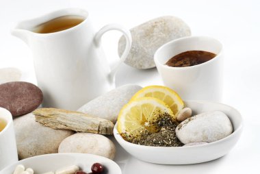 Diyet hapları ile kahve ve çay bardak düzenlenmesi 