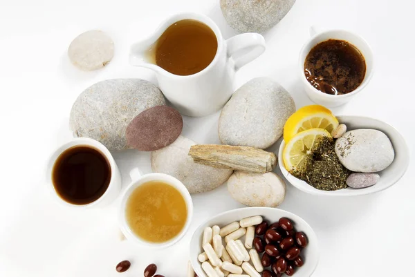 Diyet hapları ile kahve ve çay bardak düzenlenmesi 