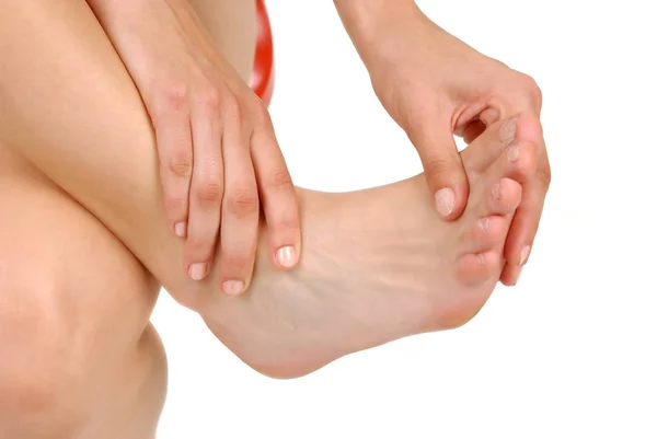 Kvinna masserar fötterna, lämplig för personlig vård — Stockfoto