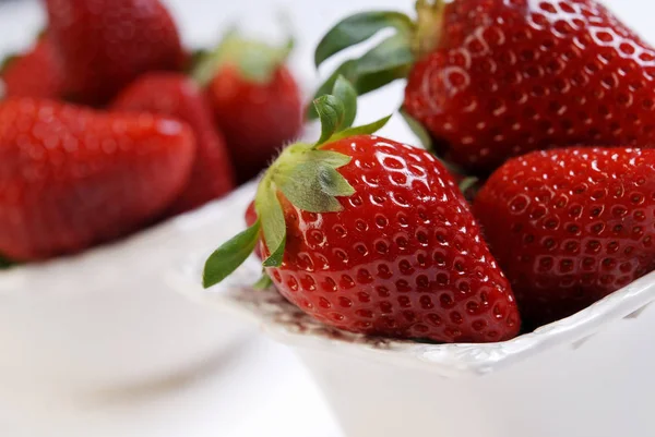 Küçük seramik kase taze çilek