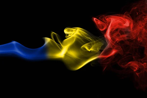 Румынский национальный флаг дыма — стоковое фото