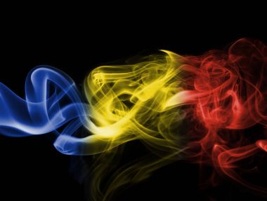 Romanya bayrağı duman