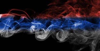 Sırbistan bayrağı duman