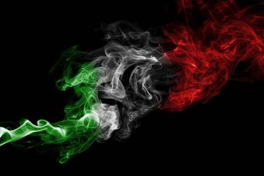 İtalya bayrağı duman