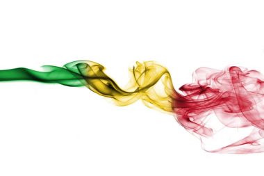 Beyaz bir arka plan üzerinde izole Mali duman bayrak 