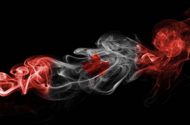 Kanada bayrağı duman