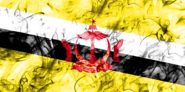 Beyaz bir arka plan üzerinde duman Brunei bayrağı