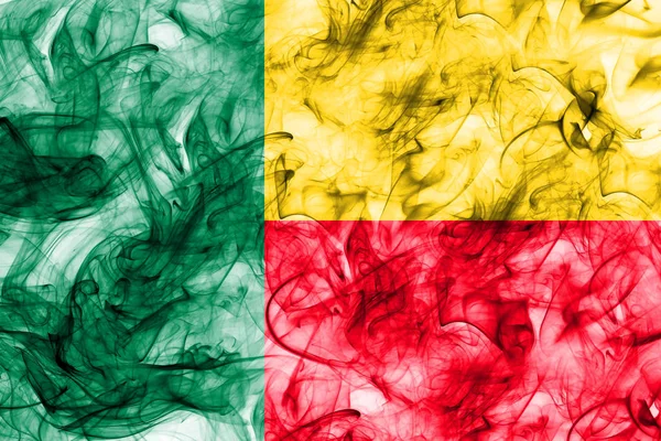 Beyaz bir arka plan üzerinde duman Benin bayrağı — Stok fotoğraf