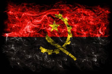 Siyah bir arka plan üzerinde duman Angola bayrağı 