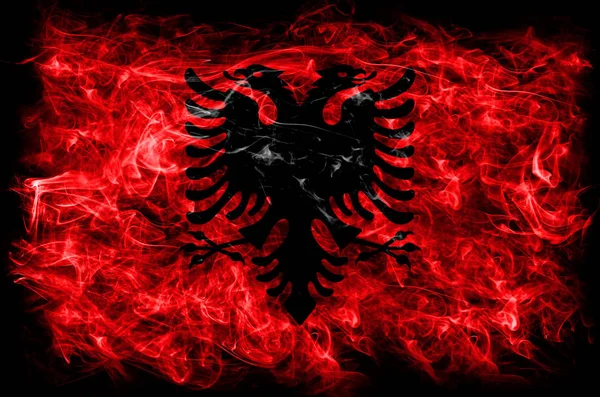 Σημαία Αλβανίας καπνού σε μαύρο φόντο — Φωτογραφία Αρχείου