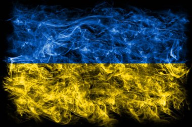 Siyah bir arka plan üzerinde duman Ukrayna bayrağı