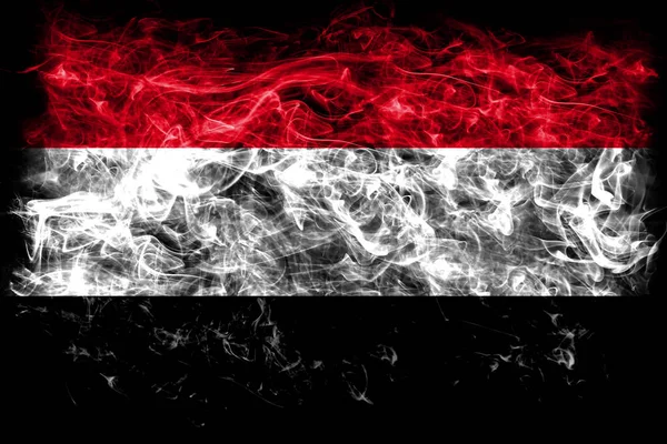 Iêmen fumaça bandeira em um fundo preto — Fotografia de Stock