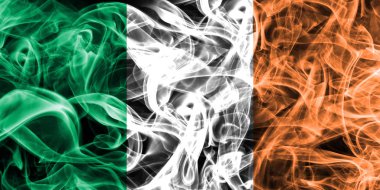 Siyah bir arka plan üzerinde duman İrlanda bayrağı