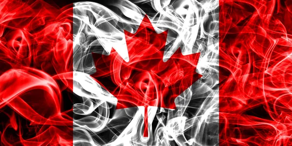 Siyah bir arka plan üzerinde duman Kanada bayrağı — Stok fotoğraf
