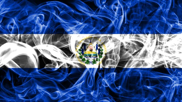 El Salvador kouře vlajka na černém pozadí — Stock fotografie