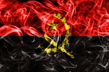 Siyah bir arka plan üzerinde duman Angola bayrağı