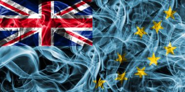 Siyah bir arka plan üzerinde duman Tuvalu bayrağı