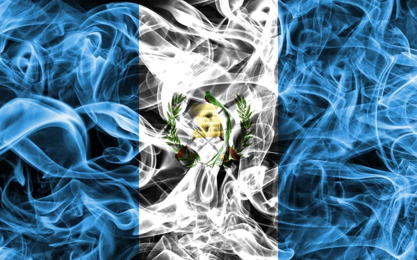 黒の背景に煙グアテマラの国旗 — ストック写真