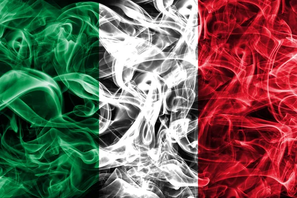 Italia bandiera fumogena su sfondo nero — Foto Stock