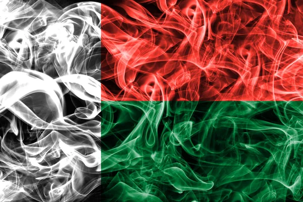 Flaga Madagaskaru dymu na czarnym tle — Zdjęcie stockowe