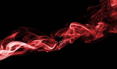 Siyah bir arka plan üzerinde duman Arnavutluk bayrağı